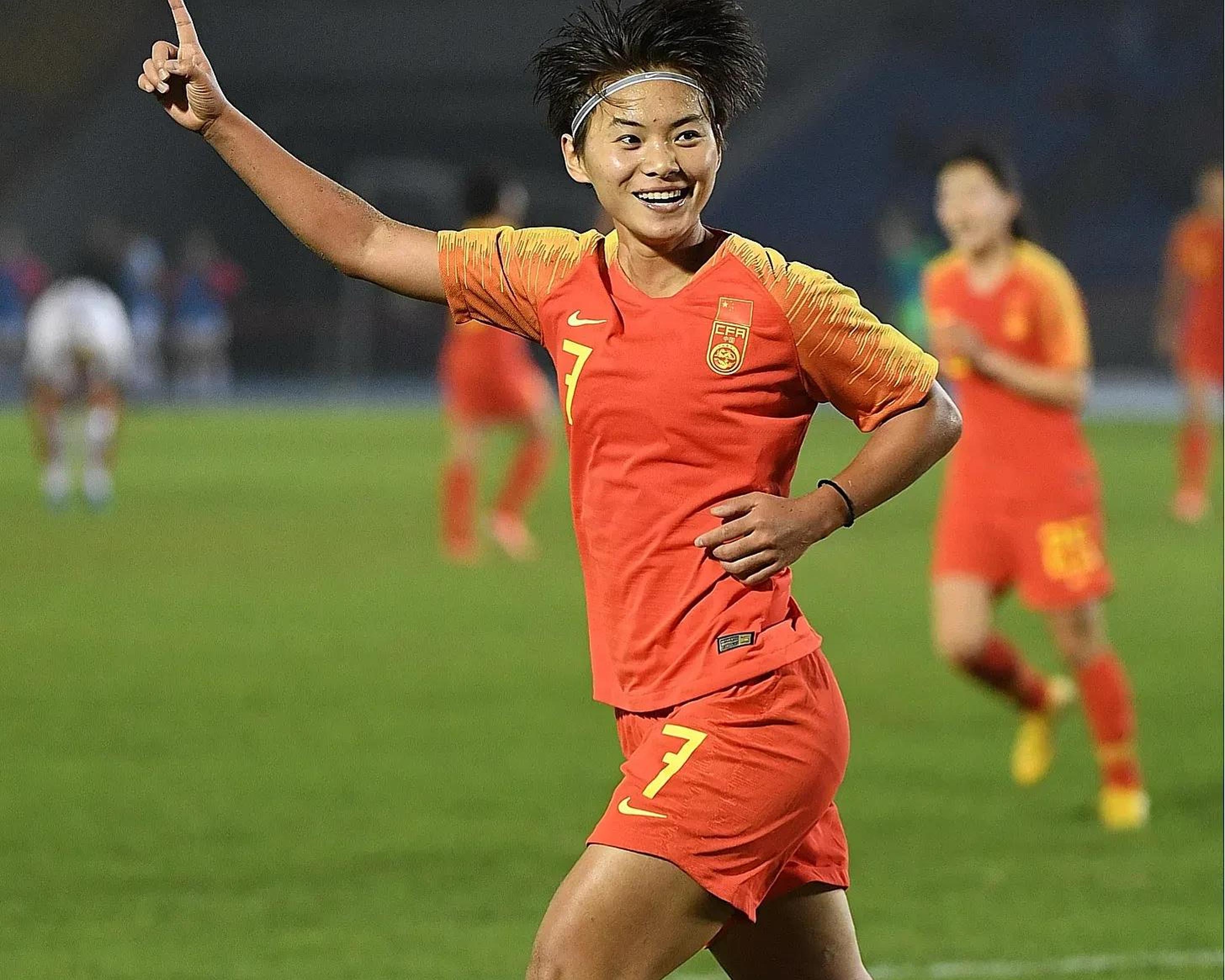 女足比赛中球员精神抖擞,斗志昂扬的简单介绍 女足比赛中球员精神抖擞,斗志昂扬的简单介绍