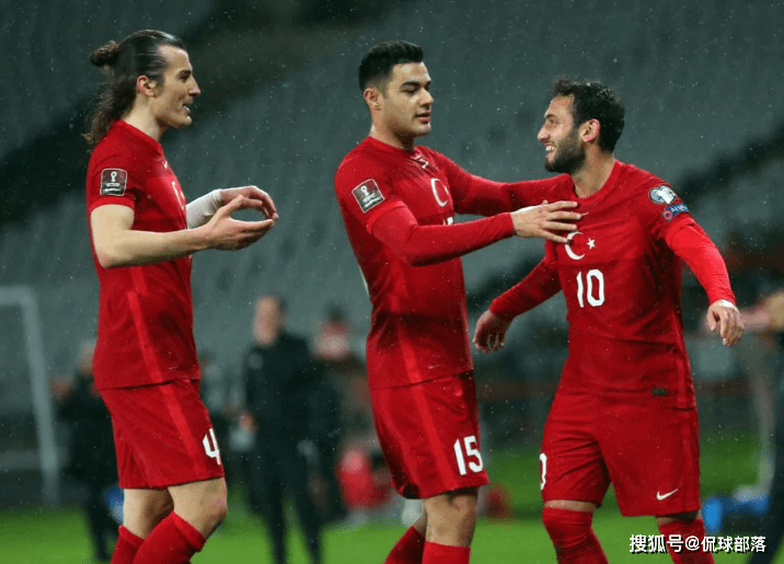 荷兰客场击败土耳其，小组排名攀升