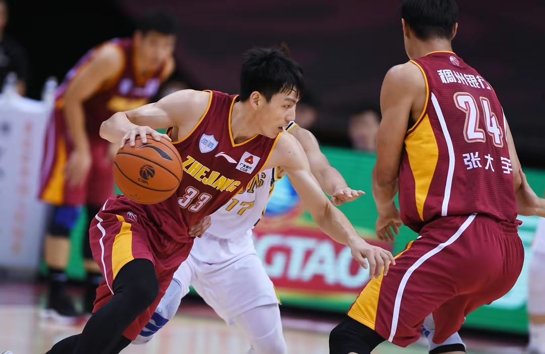 鹈鹕鏖战浙江队，郭艾伦关键制胜